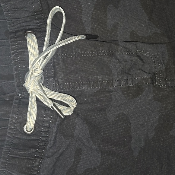 Vuori Women's Ripstop Shorts Black Camo Size L - Picture 3 of 12